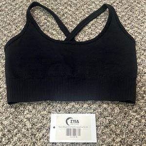 Zyia black work out set size medium.  Fits size 6-8 compressive